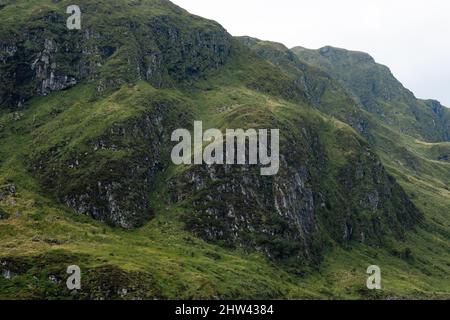 Crêtes de montagne au-dessus de Lochan na Lairige dans la chaîne de montagnes de Breadalbane à Glen Lyon près de Ben Lawers, Écosse, Royaume-Uni Banque D'Images