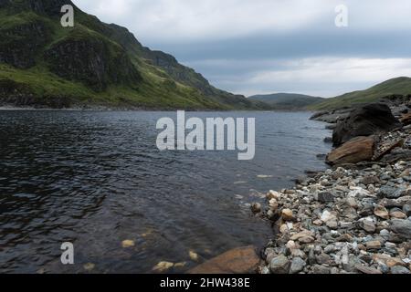 Une vue sur Lochan na Lairige avec les crêtes de montagne ci-dessus, dans la chaîne de montagnes de Breadalbane à Glen Lyon près de Ben Lawers, Écosse, United Kin Banque D'Images