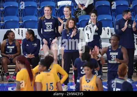 Wilmington, DE, États-Unis. 3rd mars 2022. Caroline MCCOMBS, entraîneure en chef de George Washington, et son équipe commencent à célébrer après avoir battu le n° 5 la salle Explorers le jeudi 03 mars 2022; au Chase Fieldhouse à Wilmington, DE. (Image de crédit : © Saquan Stimpson/ZUMA Press Wire) Banque D'Images