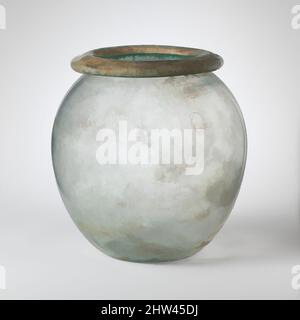 Art inspiré par le verre cinerary urne (olla), Imperial, mi-1st–mi-2nd siècle A.D., romain, verre; soufflé, Diam.: 8 1/4 po. (21 cm), verre, bleu translucide vert. Large, éverté, rebord tubulaire, en repliant, vers le bas, rond, et dans, avec surface supérieure biseautée; corps ovoïde; fond concave, Classic œuvres modernisées par Artotop avec une touche de modernité. Formes, couleur et valeur, impact visuel accrocheur sur l'art émotions par la liberté d'œuvres d'art d'une manière contemporaine. Un message intemporel qui cherche une nouvelle direction créative. Artistes qui se tournent vers le support numérique et créent le NFT Artotop Banque D'Images