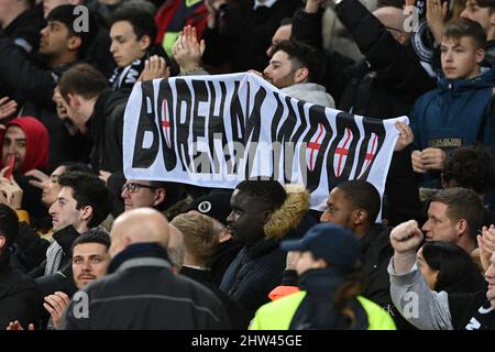 Liverpool, Royaume-Uni. 03rd mars 2022. Les fans de Boreham Wood applaudissent pour les joueurs lors du sifflet final à Liverpool, Royaume-Uni, le 3/3/2022. (Photo de Craig Thomas/News Images/Sipa USA) crédit: SIPA USA/Alay Live News Banque D'Images