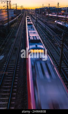 Vue en grand angle d'un train en streaming avec motion blur, Francfort, Allemagne Banque D'Images