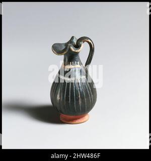 Art inspiré par l'oinochoe miniature en terre cuite (carafe), hellénistique précoce, ca. 325–300 av. J.-C., grec, sud-italien, Poulien, terre cuite, 3 1/16in. (7,8cm), vases, sur le cou, une couronne. Le corps est nervuré, les œuvres classiques modernisées par Artotop avec une touche de modernité. Formes, couleur et valeur, impact visuel accrocheur sur l'art émotions par la liberté d'œuvres d'art d'une manière contemporaine. Un message intemporel qui cherche une nouvelle direction créative. Artistes qui se tournent vers le support numérique et créent le NFT Artotop Banque D'Images