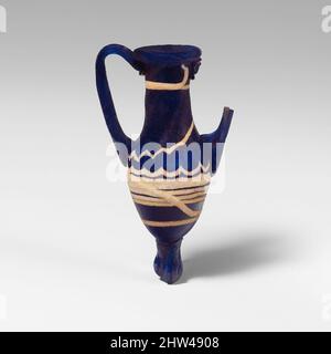 Art inspiré par les amphoriskos de verre (bouteille de parfum), hellénistique, 3rd siècle avant J.-C., grec, Méditerranée orientale ou italien, verre; forme de noyau, Groupe II, H.: 3 3/16 po. (8,1 cm), verre, bleu cobalt translucide avec poignées de même couleur et bouton de base; sentier simple en blanc opaque, œuvres classiques modernisées par Artotop avec une touche de modernité. Formes, couleur et valeur, impact visuel accrocheur sur l'art émotions par la liberté d'œuvres d'art d'une manière contemporaine. Un message intemporel qui cherche une nouvelle direction créative. Artistes qui se tournent vers le support numérique et créent le NFT Artotop Banque D'Images