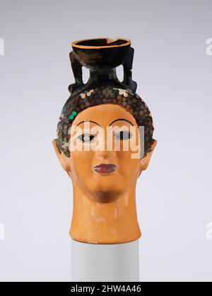 Art inspiré par les aryballos en terre cuite (bouteille de parfum) en forme de tête de femme, archaïque, ca. 500 av. J.-C., grec, Attique, terre cuite ; figure rouge, H. 4 7/16 po (11,3 cm), vases, dans un objet tel que celui-ci, les appurtenances liées à sa fonction sont limitées à la goulotte et de petites, oeuvres classiques modernisées par Artotop avec un peu de modernité. Formes, couleur et valeur, impact visuel accrocheur sur l'art émotions par la liberté d'œuvres d'art d'une manière contemporaine. Un message intemporel qui cherche une nouvelle direction créative. Artistes qui se tournent vers le support numérique et créent le NFT Artotop Banque D'Images