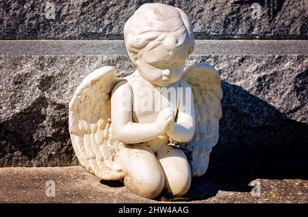 Un chérubin se trouve à côté d'un monument aux victimes de l'avortement à l'église catholique St. Margaret, le 1 mars 2022, à Bayou la Batre, Alabama. Banque D'Images