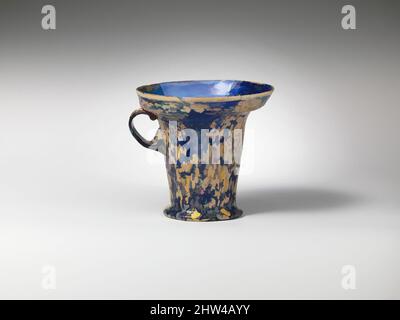 Art inspiré par Glass modiolus (gobelet à une poignée), Early Imperial, Julio-Claudian ou Flavian, 1st Century A.D., Roman, Verre; soufflé et décoré de breloques marrées, H.: 4 13/16 po. (12,2 cm), verre, bleu cobalt translucide; manche de même couleur; breloques en blanc opaque et, oeuvres classiques modernisées par Artotop avec une touche de modernité. Formes, couleur et valeur, impact visuel accrocheur sur l'art émotions par la liberté d'œuvres d'art d'une manière contemporaine. Un message intemporel qui cherche une nouvelle direction créative. Artistes qui se tournent vers le support numérique et créent le NFT Artotop Banque D'Images