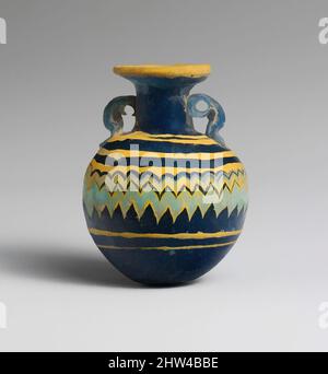 Art inspiré par les aryballos en verre (flacon de parfum), classique, fin du 6th–5th siècle avant J.-C., grec, Méditerranée orientale, verre ; forme centrale, Groupe I, H. : 2 1/2 po (6,4 cm), verre, bleu pâle translucide, avec des poignées de même couleur; pistes en jaune opaque et bleu turquoise opaque, oeuvres classiques modernisées par Artotop avec une touche de modernité. Formes, couleur et valeur, impact visuel accrocheur sur l'art émotions par la liberté d'œuvres d'art d'une manière contemporaine. Un message intemporel qui cherche une nouvelle direction créative. Artistes qui se tournent vers le support numérique et créent le NFT Artotop Banque D'Images