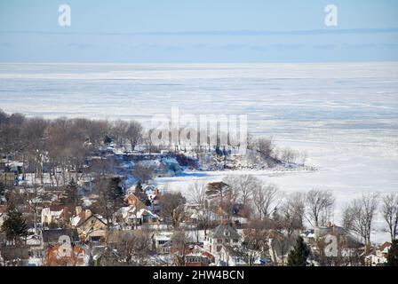 Lakewood Park au loin, au lac Érié gelé et enneigé, dans le nord-est de l'Ohio, aux États-Unis Banque D'Images