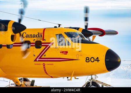 PRUDHOE BAY, ALASKA (FÉV 24, 2022) – Un CC-138 Twin Otter utilisé par la Division des transports de la Royal Canadian Air Force 440th se prépare à prendre son envol à Prudhoe Bay, en Alaska, avant l’exercice sur glace de la Marine américaine (ICEX) 2022. ICEX 2022 est un exercice de trois semaines qui permet à la Marine d'évaluer son état de préparation opérationnelle dans l'Arctique, d'accroître son expérience dans la région, de faire progresser la compréhension de l'environnement arctique et de continuer à établir des relations avec d'autres services, alliés et organisations partenaires. (É.-U. Photo de la marine par MC1 Alfred Coffield) Banque D'Images