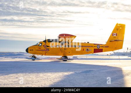 PRUDHOE BAY, ALASKA (FÉV 24, 2022) – Un CC-138 Twin Otter utilisé par la Division des transports de la Royal Canadian Air Force 440th retourne à Prudhoe Bay, en Alaska, avant l’exercice sur les glaces de la Marine américaine (ICEX) 2022. ICEX 2022 est un exercice de trois semaines qui permet à la Marine d'évaluer son état de préparation opérationnelle dans l'Arctique, d'accroître son expérience dans la région, de faire progresser la compréhension de l'environnement arctique et de continuer à établir des relations avec d'autres services, alliés et organisations partenaires. (É.-U. Photo de la marine par MC1 Alfred Coffield) Banque D'Images