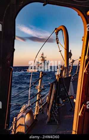 220203-N-XR893-1523 MER MÉDITERRANÉE (FÉV 3, 2022) navire de patrouille offshore espagnol de classe Meteoro ESPS Meteoro (P41) transite le long du destroyer à missiles guidés de classe Arleigh Burke USS Bainbridge (DDG 96), au cours d'une simulation de reconstitution en mer, le 3 février 2022. Le Bainbridge est en cours de déploiement prévu dans la zone d'opérations de la Sixième flotte des États-Unis pour soutenir les opérations navales afin de maintenir la stabilité et la sécurité maritimes, et de défendre les intérêts américains, alliés et partenaires en Europe et en Afrique. (É.-U. Navy photo par Mass communication Specialist 3rd Class Christopher Suarez) Banque D'Images