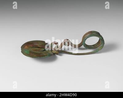 Art inspiré par le péroné de type disque en serpentin de bronze (goupille de sécurité), géométrique, 9th Century B.C., Villanovan, Bronze, Autres : 4 3/4 po (12 cm), bronzes, les péronoles de Serpentine ont des arcs en spirale distinctifs. Le disque de type a une moraillon agrandie en forme de disque ovoïde. Ce fibula incorpore, des œuvres classiques modernisées par Artotop avec une touche de modernité. Formes, couleur et valeur, impact visuel accrocheur sur l'art émotions par la liberté d'œuvres d'art d'une manière contemporaine. Un message intemporel qui cherche une nouvelle direction créative. Artistes qui se tournent vers le support numérique et créent le NFT Artotop Banque D'Images