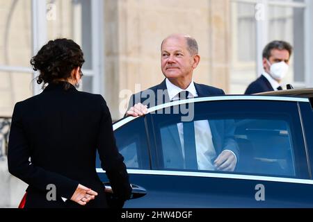 PARIS, FRANCE - 6 SEPTEMBRE 2021 : OLAF Scholz, chancelier de l'Allemagne et membre du Parti social-démocrate (SPD), à l'Elysée Palace. Banque D'Images