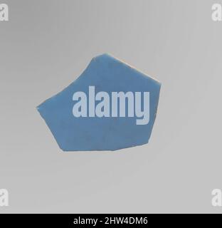 Art inspiré par le fragment d'incrustation monochrome en verre, au début de l'Impérial, Julio-Claudian, 1st moitié du 1st siècle A.D., romain, verre; moulé, total: 2 1/4 x 1 7/8 po. (5,7 x 4,8 cm), verre, gris clair opaque bleu., incrustation plate, avec un bord droit, effilant en épaisseur par rapport au bord droit, œuvres classiques modernisées par Artotop avec une touche de modernité. Formes, couleur et valeur, impact visuel accrocheur sur l'art émotions par la liberté d'œuvres d'art d'une manière contemporaine. Un message intemporel qui cherche une nouvelle direction créative. Artistes qui se tournent vers le support numérique et créent le NFT Artotop Banque D'Images