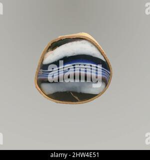 Art inspiré par fragment de mosaïque de verre, début impérial, fin du 1st siècle C.-B.–début du 1st siècle A.D., romain, verre; moulé, autre : 1 3/8 x 1 9/16 po. (3,5 x 4 cm), verre, fragment de base épais, probablement à partir d'un bol profond à nervures sur les pieds., violet foncé translucide, bleu cobalt et blanc opaque, Œuvres classiques modernisées par Artotop avec une touche de modernité. Formes, couleur et valeur, impact visuel accrocheur sur l'art émotions par la liberté d'œuvres d'art d'une manière contemporaine. Un message intemporel qui cherche une nouvelle direction créative. Artistes qui se tournent vers le support numérique et créent le NFT Artotop Banque D'Images