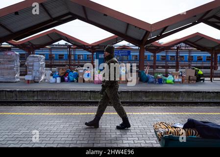 Espagne. 03rd mars 2022. Une armée polonaise est vue marcher à la gare de Przemysil, près de la frontière avec l'Ukraine, où les réfugiés arrivent par train alors qu'ils fuient la guerre en Ukraine à Przemy?l, en Pologne, le 3 mars 2022. Des centaines de milliers de réfugiés d'Ukraine ont traversé la frontière depuis le début de la guerre Russie-Ukraine, et plus de quatre millions de réfugiés pourraient avoir besoin de protection et d'assistance dans les mois à venir, selon le HCR. (Photo par Davide Bonaldo/Sipa USA) crédit: SIPA USA/Alay Live News Banque D'Images