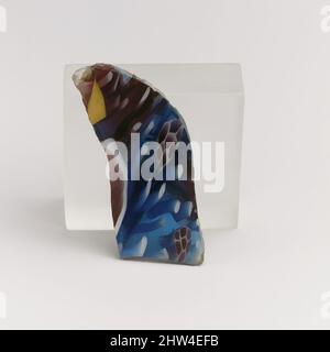 Art inspiré par le fragment de bol en mosaïque de verre, impérial précoce, fin du 1st siècle C.-B.–début du 1st siècle A.D., romain, verre; moulé et à outils, autre : 3/4 x 1 15/16 po. (1,9 x 4,9 cm), verre, fragment de corps, bleu cobalt translucide, violet, Opaque blanc et jaune., Convex côté curving, Classic œuvres modernisées par Artotop avec une touche de modernité. Formes, couleur et valeur, impact visuel accrocheur sur l'art émotions par la liberté d'œuvres d'art d'une manière contemporaine. Un message intemporel qui cherche une nouvelle direction créative. Artistes qui se tournent vers le support numérique et créent le NFT Artotop Banque D'Images