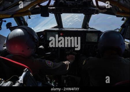 Une équipe aérienne américaine B-52H Stratofortress, affectée à l'escadron de la bombe expéditionnaire 96th, manœuvre à son objectif lors d'une mission d'entraînement près de Guam à l'appui de l'exercice COPE North, le 14 février 2022. Cope North permet à chaque nation d'affiner ses compétences essentielles en matière de préparation et d'améliorer l'interopérabilité entre les différentes zones de mission afin d'assurer une Indo-Pacific libre et ouverte. (É.-U. Photo de la Force aérienne par le Sgt. Burt Traynor) Banque D'Images