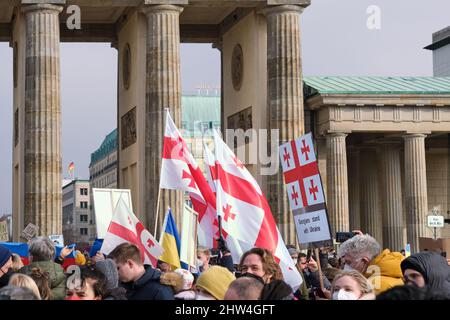 Drapeaux nationaux géorgiens sur les manifestations anti-guerre dans la capitale allemande. Solidarité des différentes nations contre la guerre en Ukraine. Banque D'Images