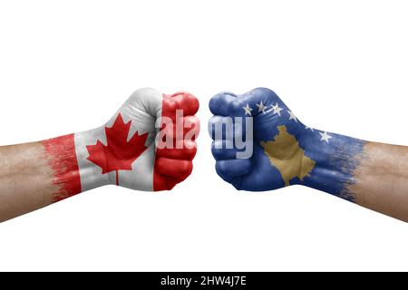 Deux mains poinçonner l'une à l'autre sur fond blanc. Drapeaux de pays peints poings, concept de crise de conflit entre le canada et le kosovo Banque D'Images