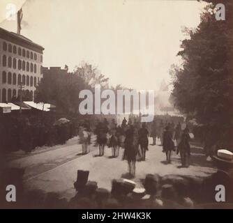 Art inspiré par Grand Army Review, Pennsylvania Avenue, Washington, 23 ou 24 mai 1865, impression argentée d'albumine de verre négatif, 8,8 × 9,9 cm (3 7/16 × 3 7/8 po.), coupe irrégulière, photographies, Alexander Gardner (américain, Glasgow, Écosse 1821–1882 Washington, D.C.), le 23 mai, les œuvres classiques modernisées par Artotop avec une touche de modernité. Formes, couleur et valeur, impact visuel accrocheur sur l'art émotions par la liberté d'œuvres d'art d'une manière contemporaine. Un message intemporel qui cherche une nouvelle direction créative. Artistes qui se tournent vers le support numérique et créent le NFT Artotop Banque D'Images