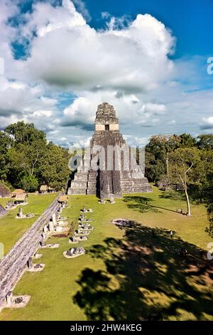 Le Temple I s'élève au-dessus de la Grande Plaza au parc national de Tikal, Petén, Guatemala Banque D'Images