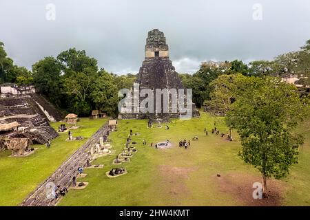 Le Temple I s'élève au-dessus de la Grande Plaza au parc national de Tikal, Petén, Guatemala Banque D'Images