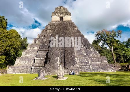 Le Temple I s'élève au-dessus de la Grande Plaza au parc national de Tikal, Petén, Guatemala Banque D'Images