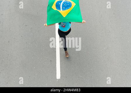 Les Brésiliens protestent contre le gouvernement du président Jair Bolsonaro dans la ville de Salvador. Banque D'Images