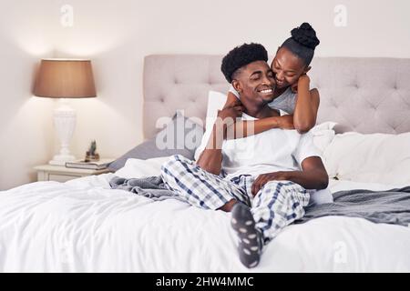 Je savais que le moment où je l'ai rencontrée, c'est ça. Photo d'un couple affectueux qui se détend sur son lit en pyjama. Banque D'Images