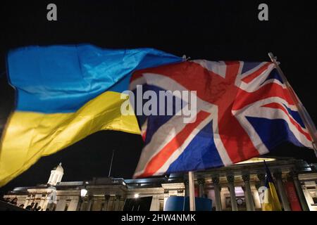 Londres, Angleterre. 3rd mars 2022. Un drapeau britannique et un drapeau ukrainien réunis en tant qu'Ukrainiens et partisans de l'Ukraine se sont rassemblés sur Trafalgar Square pour protester contre l'invasion de l'Ukraine par la Russie. Banque D'Images