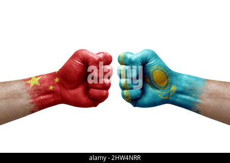 Deux mains poinçonner l'une à l'autre sur fond blanc. Les drapeaux de pays ont peint les poings, le concept de crise de conflit entre la chine et le kazakhstan Banque D'Images