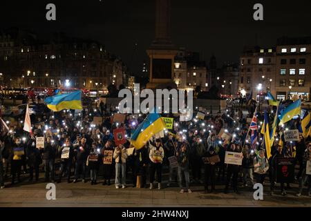 Londres, Angleterre. 3rd mars 2022. Les Ukrainiens et les partisans de l'Ukraine se sont rassemblés sur la place Trafalgar pour protester contre l'invasion de l'Ukraine par la Russie. Banque D'Images