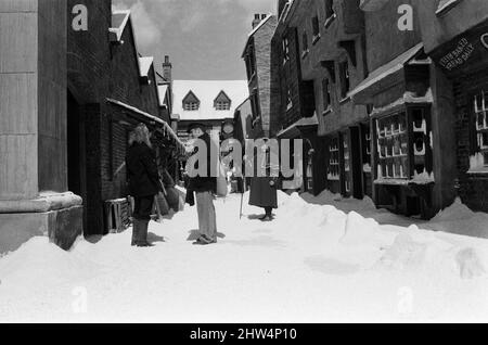 Tournage d'Oliver ! Aux studios Shepperton. La scène qui aurait dû être prise en milieu d'hiver était prise en août avec une tonne de polystyrène à plumes parsemée sur le point de représenter la chute de neige et les glaçons artificiels accrochés à des rebords et des tuyaux, etc. Photographiés à droite, Harry Secombe, qui joue M. Bumble, le gardien de l'atelier. 3rd août 1967. Banque D'Images