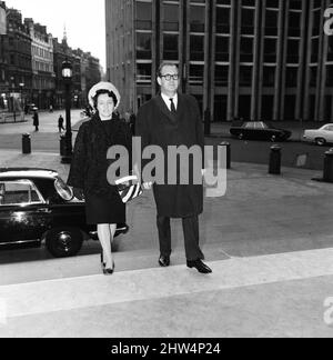 Un service commémoratif a eu lieu à la cathédrale Saint-Paul, à Londres, pour le regretté Martin Luther King Jr et a été assisté par un certain nombre de dignitaires. George Thomson, secrétaire du Commonwealth, et son épouse. 10th avril 1968. Banque D'Images