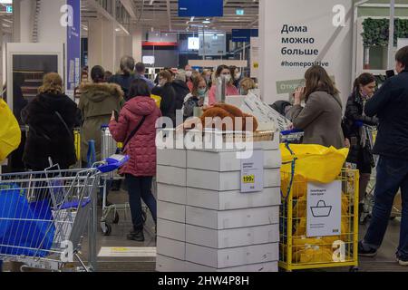 Moscou, Russie. 03rd mars 2022. Un jouet reste sans surveillance tandis que les gens font la queue aux caissiers à IKEA Rostokino à Moscou.la société d'ameublement IKEA a annoncé qu'elle suspendra ses opérations en Russie et en Biélorussie du 5th au 28 mars 2022 en raison du conflit entre la Russie et l'Ukraine. Crédit : SOPA Images Limited/Alamy Live News Banque D'Images