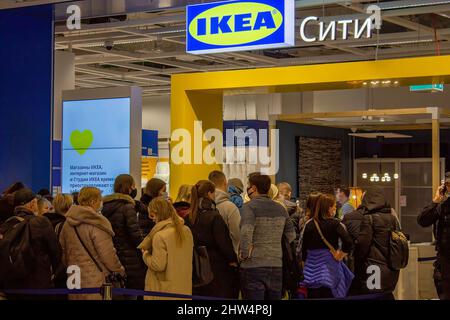Moscou, Russie. 03rd mars 2022. Les gens se font la queue à l'entrée d'IKEA Rostokino à Moscou après que la société suédoise a annoncé qu'elle allait fermer temporairement ses magasins en Russie.la société d'ameublement IKEA a annoncé qu'elle suspendra ses activités en Russie et en Biélorussie du 5th au 28 mars 2022 en raison du conflit entre la Russie et l'Ukraine. Crédit : SOPA Images Limited/Alamy Live News Banque D'Images
