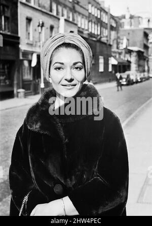 Maria Callas la chanteuse d'opéra et le magnat grec de la navigation Aristote Onassis assistent aux cours de droit de Londres pour poursuivre Panaghis Vergottis, 77 ans, Un propriétaire de navire grec dans le cadre d'un accord impliquant le cargo £1 200 000 'Artemision 11'.l'image montre Maria Callas arrivant aux tribunaux le troisième jour. 19th avril 1967. Banque D'Images