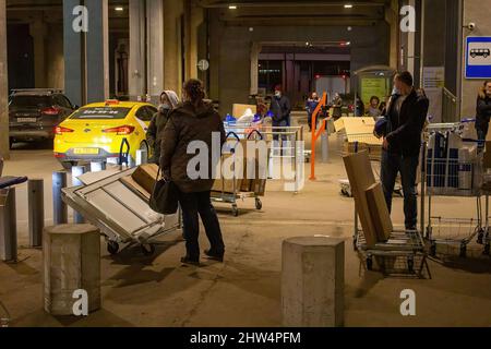 Moscou, Russie. 03rd mars 2022. Les gens attendent dans un parking avec leurs achats à IKEA Rostokino à Moscou. Les rares chanceux qui ont réussi à entrer sont revenus avec des achats de différentes tailles.Home Furnishing Company IKEA a annoncé qu'elle suspendra ses opérations en Russie et en Biélorussie à partir du 5th mars 2022 en raison du conflit entre la Russie et l'Ukraine. (Photo de Vlad Karkov/SOPA Images/Sipa USA) crédit: SIPA USA/Alay Live News Banque D'Images