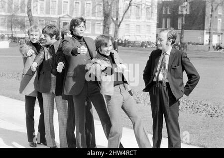 Les Bee Gees sont mis à l'épreuve par le célèbre comédien britannique Johnny Speight, qui écrira le scénario de leur premier long métrage « Lord Kitchener's Little Drummer Boys ». L'intrigue concerne le gangement de la presse des garçons pour rejoindre l'armée comme bandshommes pendant la guerre des Boers, le tournage commence plus tard cette année. Johnny marche les Bee Gees à travers Londres en leur donnant un avant-goût de ce qui va venir le 29th mars 1968. Photo (de l à r) Vince Melouney, Colin Peterson, Robin Gibb, Barry Gigg et Maurice Gibb avec Johnny Speight Banque D'Images