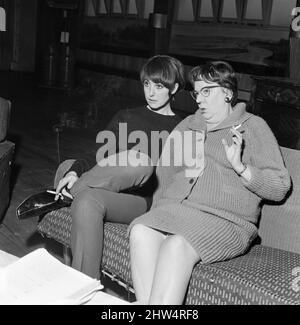 L'actrice Dandy Nichols, qui joue la mère dans la série de comédies de la BBC « Till Death US Do part », photographiée avec una Stubbs, qui joue sa fille dans la série. 2nd janvier 1967. Banque D'Images