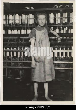 Art inspiré par Addie Card, 12 ans. Spinner dans le moulin à coton de North Pownal. Les filles dans l'usine disent qu'elle est dix ans. Elle m'a avoué qu'elle avait douze ans; qu'elle a commencé pendant les vacances scolaires et qu'elle "irait" maintenant. Emplacement: Vermont, 1910, Gelatin Silver Print, image: 17,7 x 12,7 cm (6 15/16, oeuvres classiques modernisées par Artotop avec une touche de modernité. Formes, couleur et valeur, impact visuel accrocheur sur l'art émotions par la liberté d'œuvres d'art d'une manière contemporaine. Un message intemporel qui cherche une nouvelle direction créative. Artistes qui se tournent vers le support numérique et créent le NFT Artotop Banque D'Images