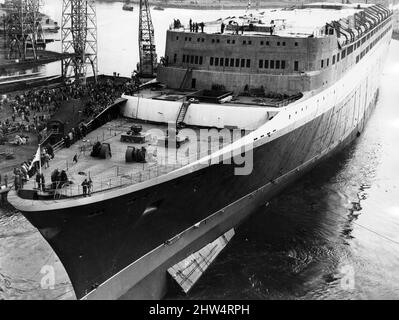 La reine Elizabeth 2, paquebot, construite pour la ligne Cunard qui était exploitée par Cunard comme paquebot transatlantique et navire de croisière de 1969 à 2008. Sur la photo, les QE2 nez dans le bassin d'aménagement le jour de son lancement. 20th septembre 1967. Banque D'Images