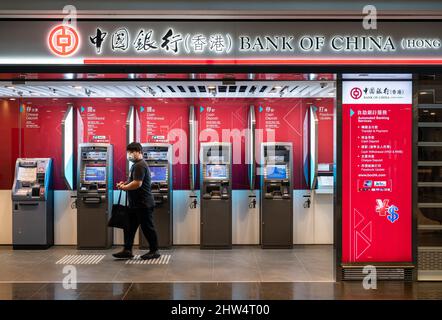 Hong Kong, Chine. 16th févr. 2022. Un client retire de l'argent d'un distributeur automatique de billets à la succursale de la banque commerciale publique chinoise Bank of China à l'aéroport international de Hong Kong, car la plupart des entreprises sont arrêtées en raison de la propagation de la variante Covid-19. Crédit : SOPA Images Limited/Alamy Live News Banque D'Images