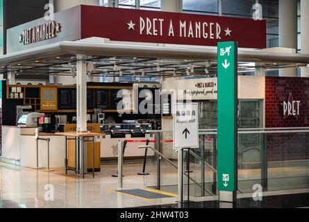 Hong Kong, Chine. 16th févr. 2022. Une chaîne de sandwich multinationale britannique fermée PRET A Manger Shop dans l'aéroport international de Hong Kong car la plupart des entreprises sont fermées en raison de la propagation de la variante Covid-19. Crédit : SOPA Images Limited/Alamy Live News Banque D'Images