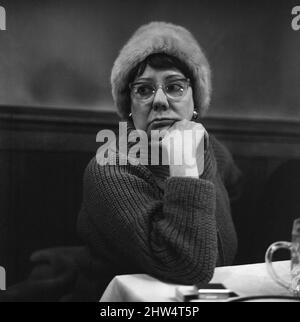 L'actrice Dandy Nichols, qui joue la mère dans la série de comédies de la BBC « Till Death US Do part ». 2nd janvier 1967. Banque D'Images