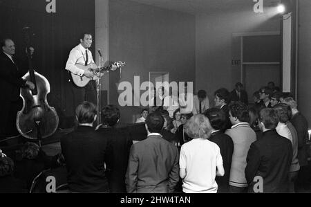 CY Grant se produit dans un club de chant folklorique d'une église méthodiste, Kings Cross. 13th janvier 1967. Banque D'Images