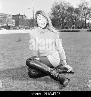 Françoise Hardy, chanteuse française se détend au soleil du printemps, Hyde Park, Londres, dimanche 14th avril 1968. Banque D'Images