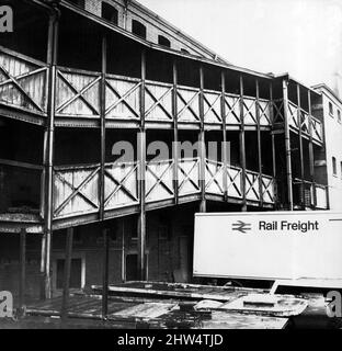 Newtown était une zone résidentielle de Cardiff, au pays de Galles, qui existait du milieu du XIXe siècle jusqu'à sa démolition en 1970. Sur la photo, les écuries du chantier des marchandises des chemins de fer britanniques de Davis Street, qui doivent être démolies. 23rd avril 1967. Banque D'Images